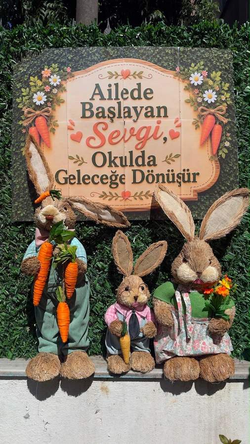 Ailede başlayan sevgi temalı okul girişi süslemesi
