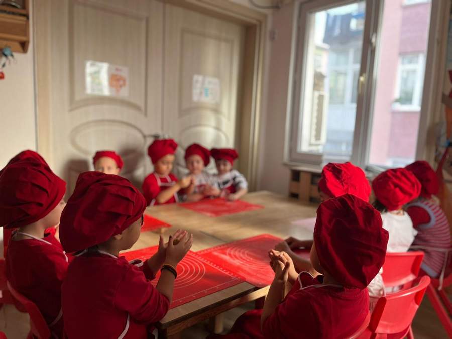 Mutfak atölyesinde birlikte alkışlayan çocuklar