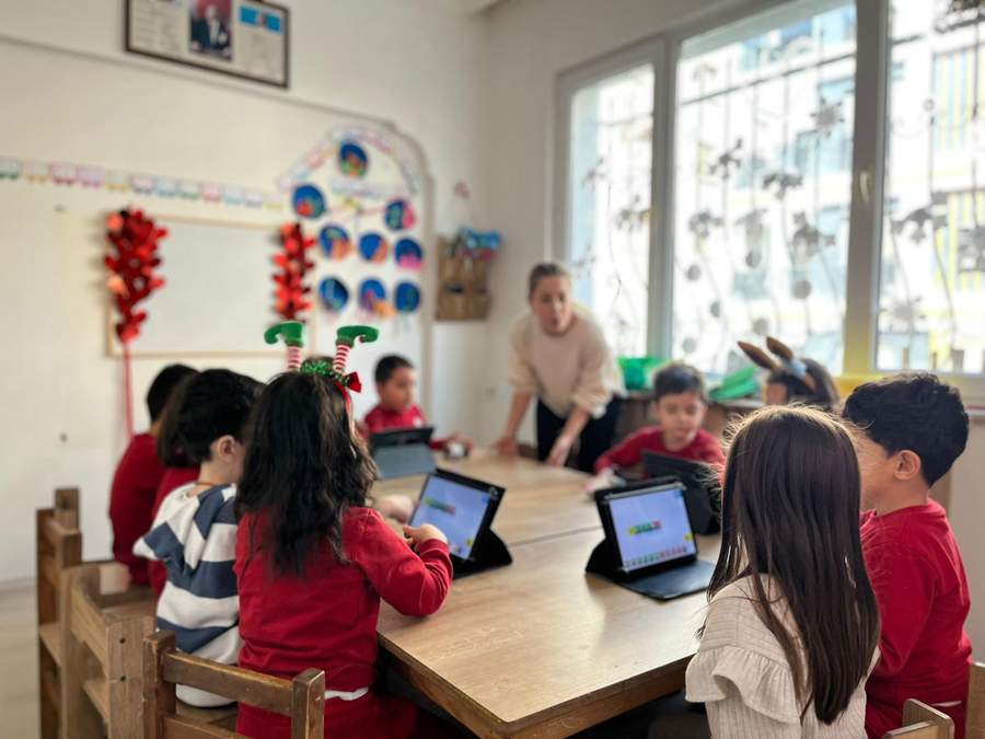 Tablet ile kodlama atölyesinde çocuklar