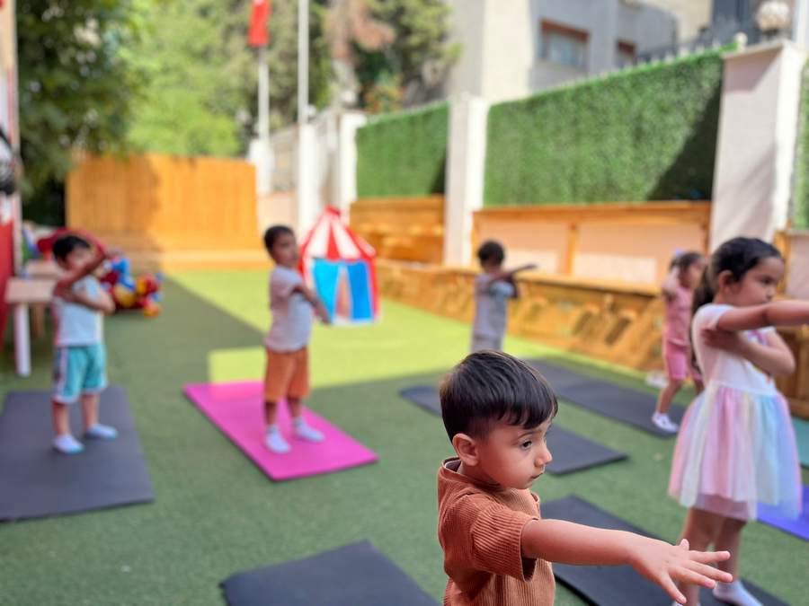 Bahçede spor ve esneme etkinliği